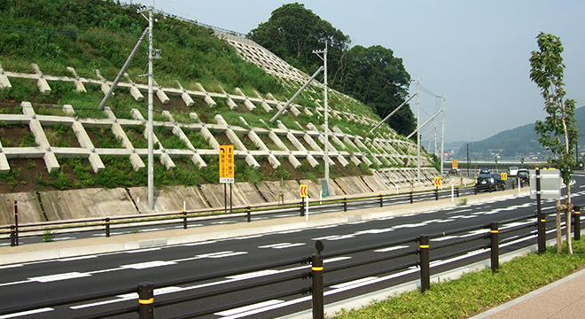 道路拡幅に伴う法面設計